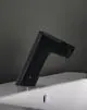 Schwarze Waschtischarmatur mit Sensorsteuerung auf einem weißen Waschbecken, installiert in einem modernen Badezimmer. Ideal Standard Design.